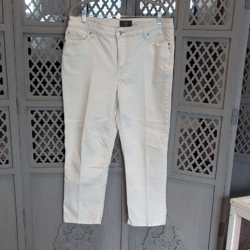 Chico's White Straight Leg Jeans Relaxed Fit